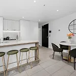 Stylish Valley Pad With City Views, Huge Gym & Park