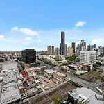 Stylish Valley Pad With City Views, Huge Gym & Park