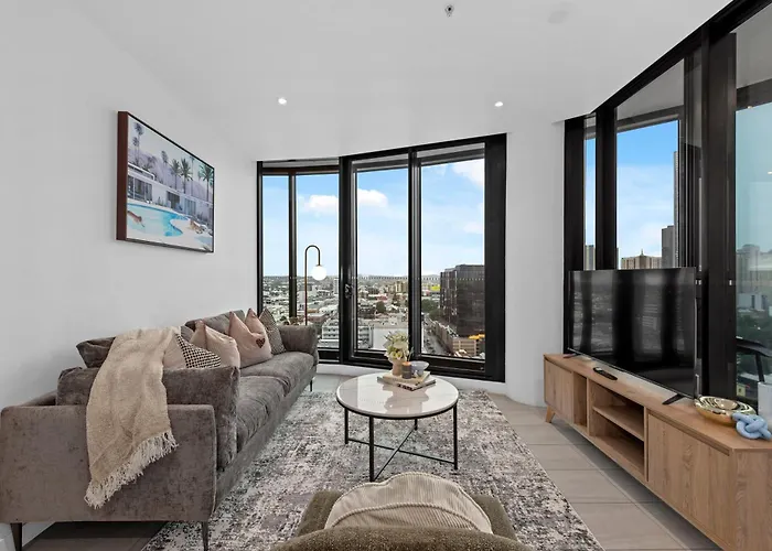 Stylish Valley Pad With City Views, Huge Gym & Park